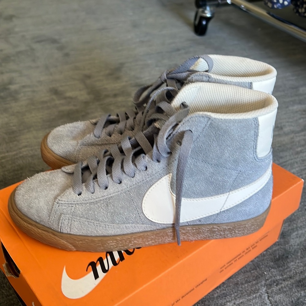 WMNS blazer Mid Suede VNTG Size Small